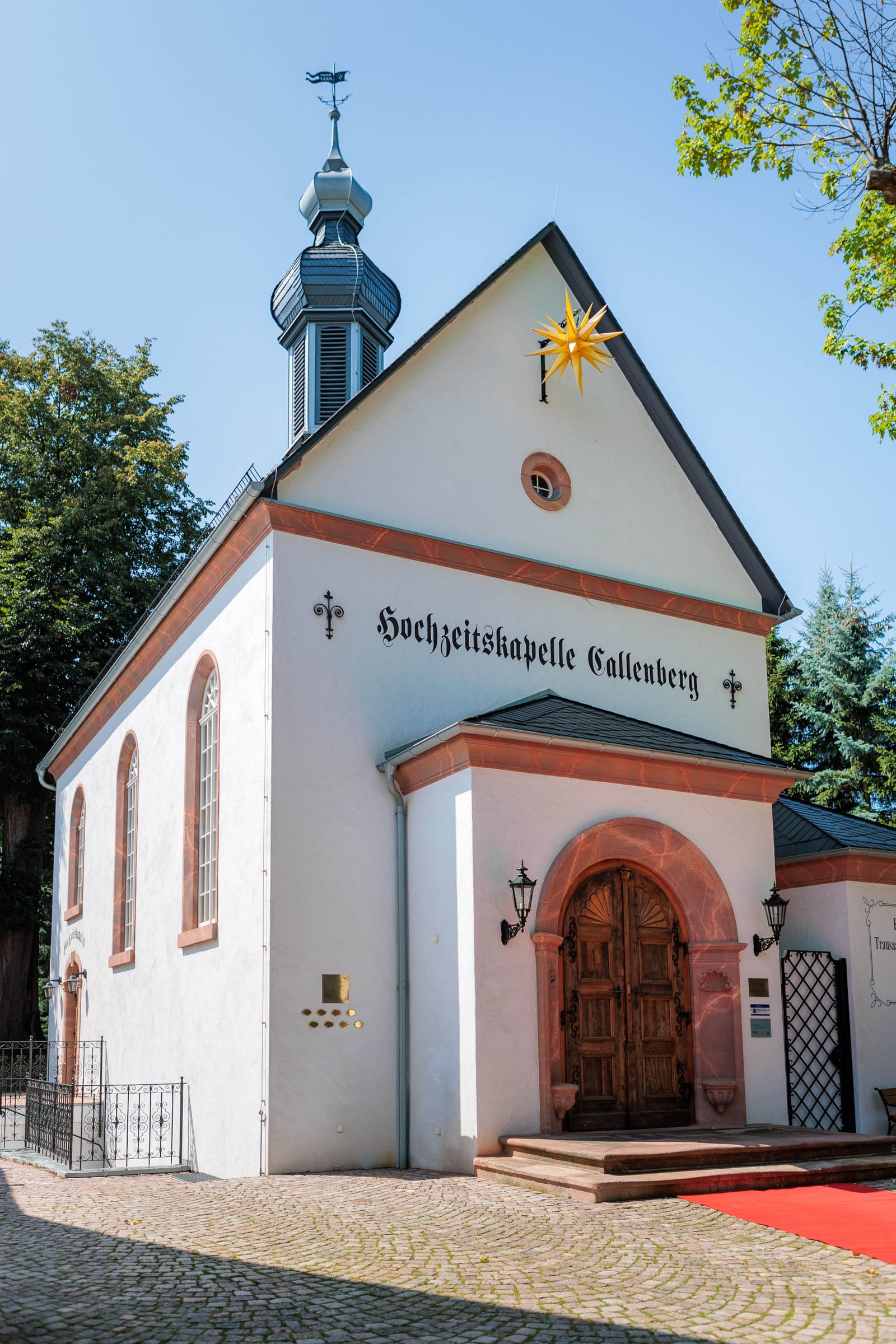 Luftbild der Hochzeitskapelle Callenberg mit Hof und Park