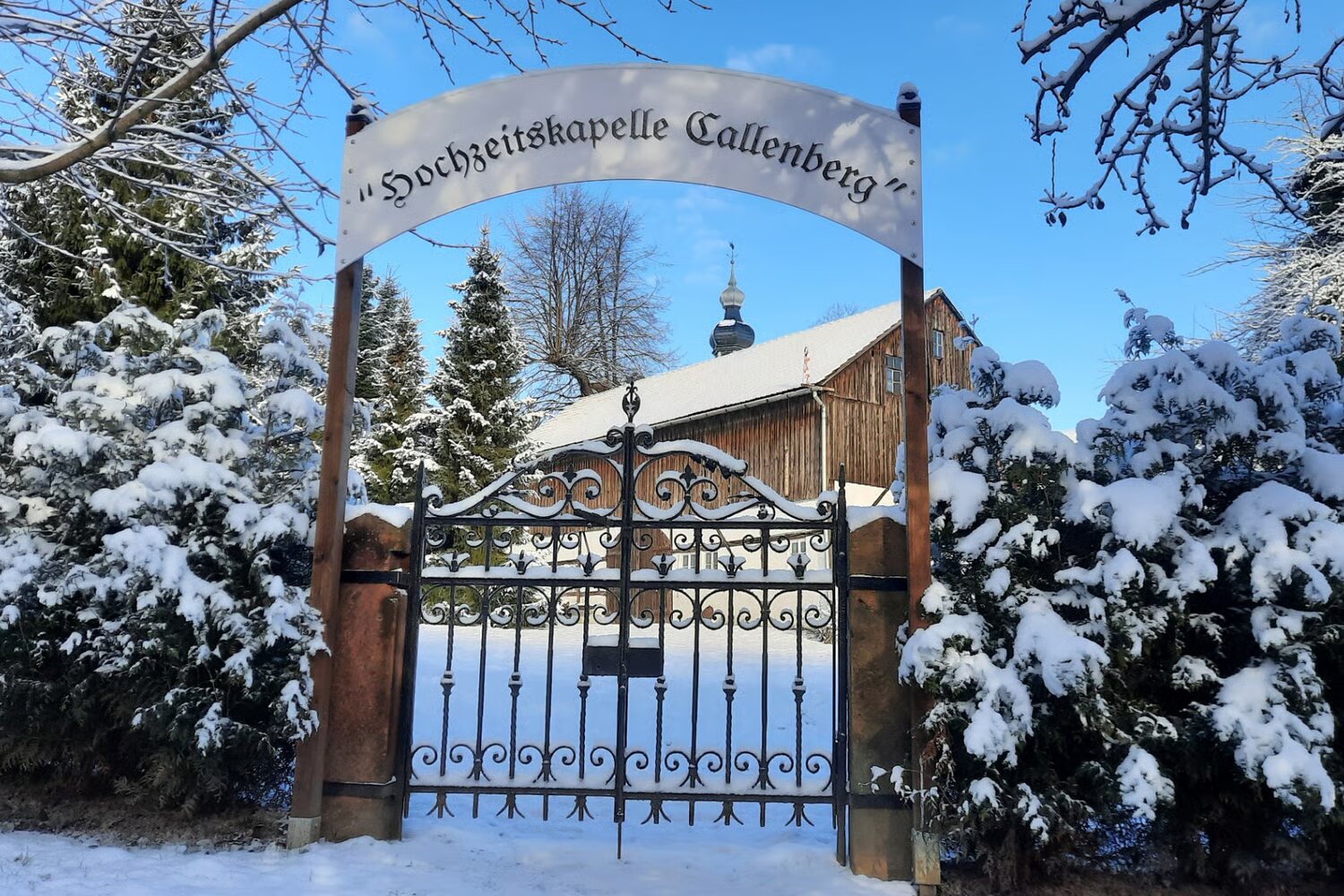 Festlich eingedeckte Tafeln in der Kapelle zur Weihnachtszeit