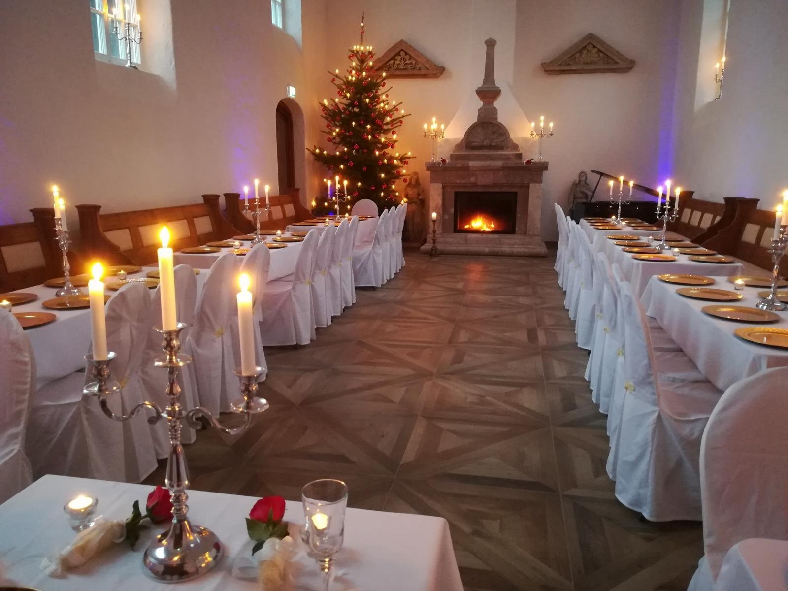 Festlich eingedeckte Tafeln im Festsaal zur Weihnachtszeit