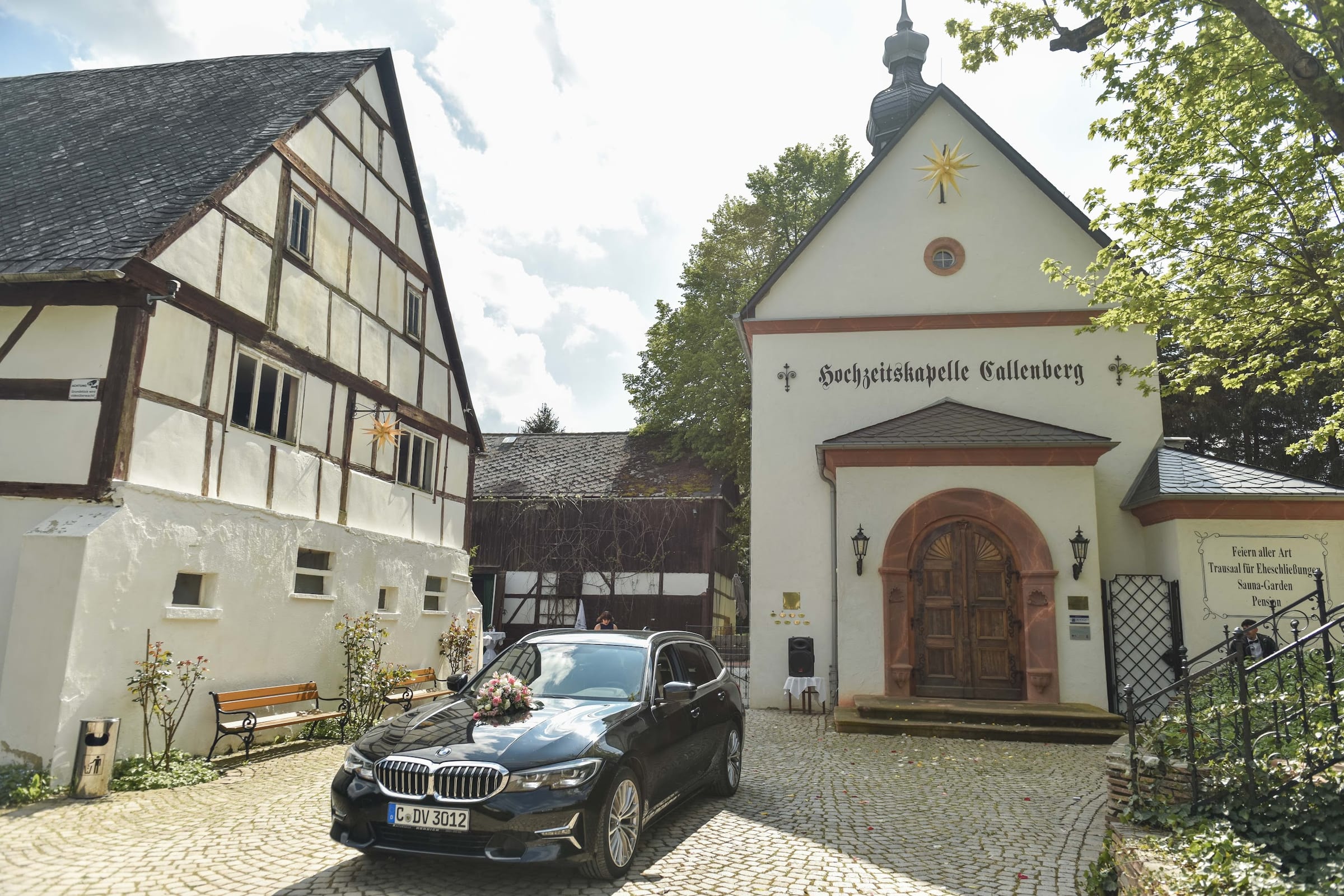 Pferdekutsche vor der Hochzeitskapelle Callenberg
