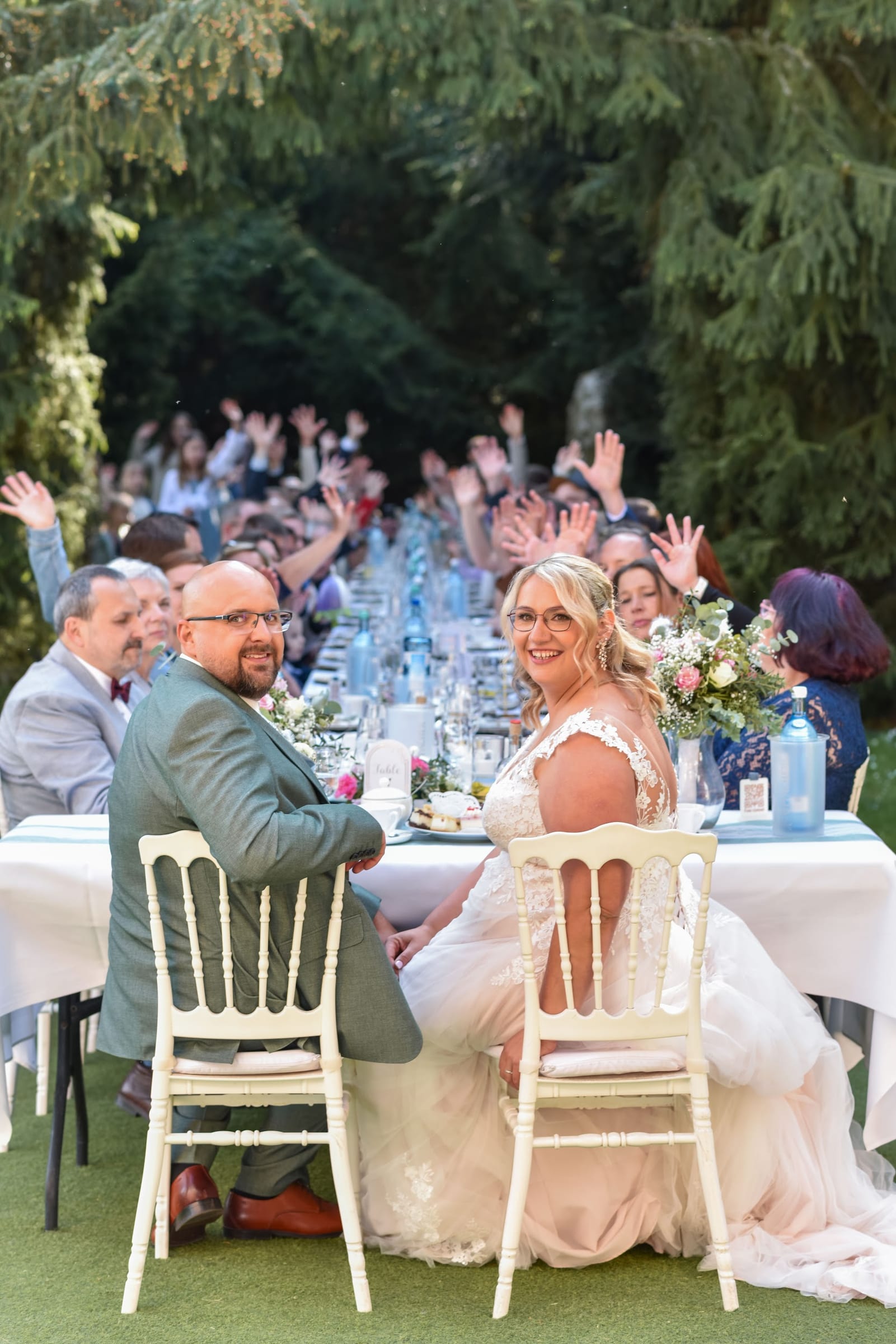 Eingedeckte Tafel auf der Waldterrasse im Park