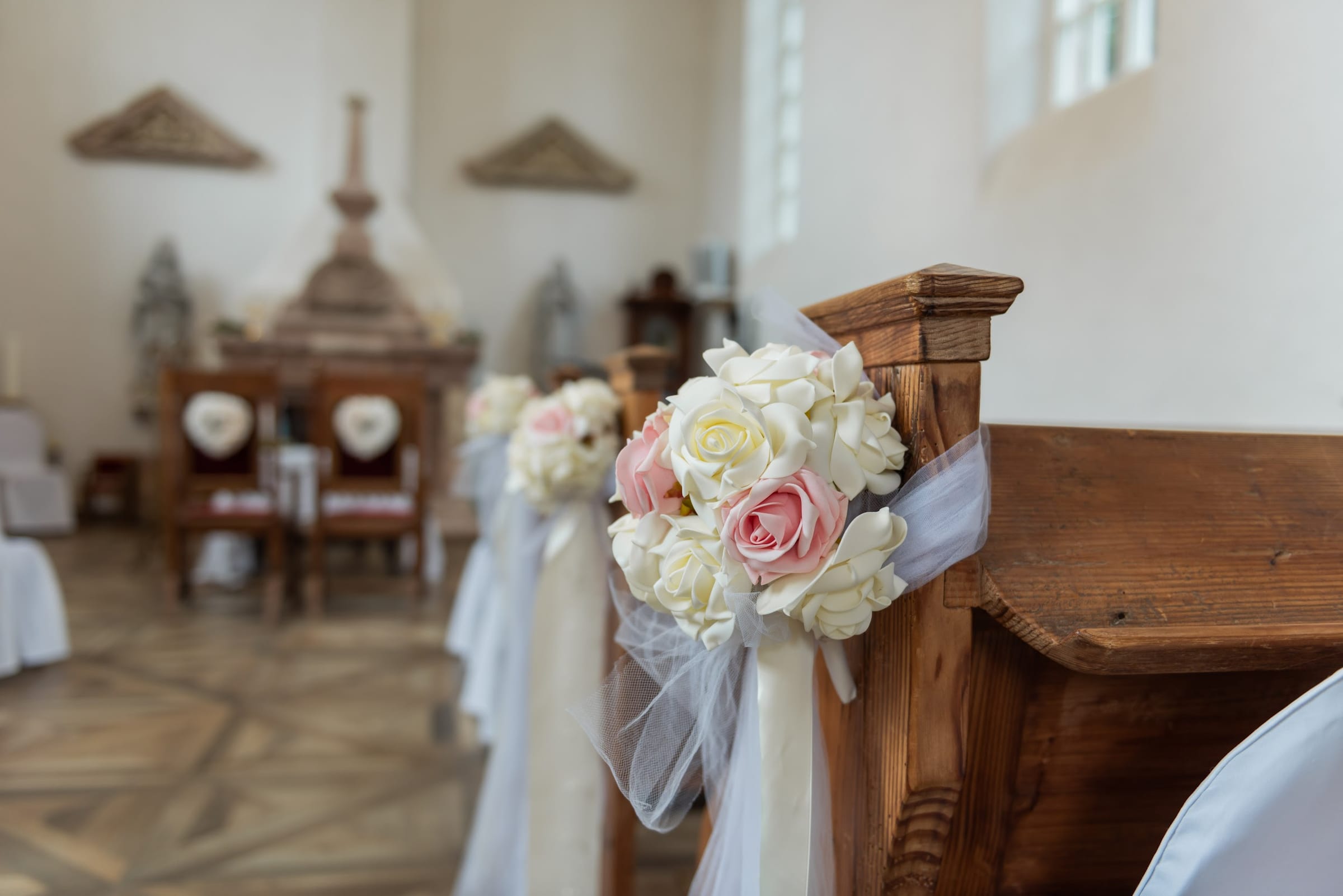 Blumenschmuck an den Kirchenbänken im Trausaal