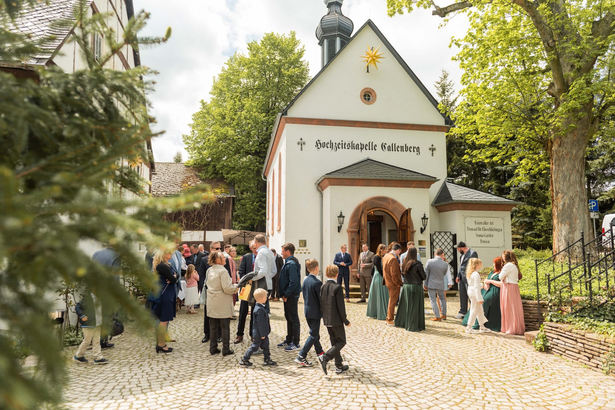 Vor der Kapelle