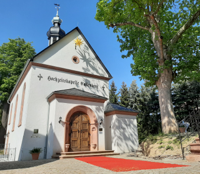 Die Hochzeitskapelle Callenberg mit dem roten Teppich vor dem Eingang