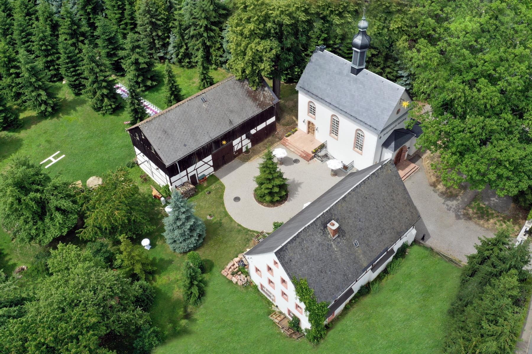 Luftbild der Hochzeitskapelle Callenberg mit Dreiseitenhof und Park