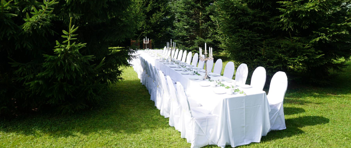 Festtafel im Park der Hochzeitskapelle