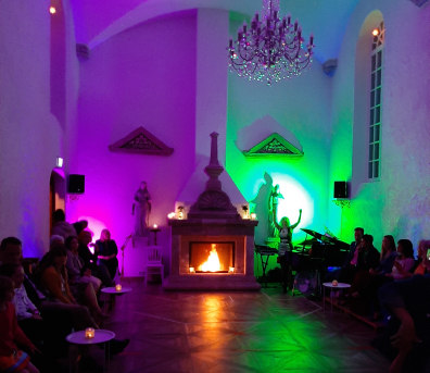 Die Party-Kapelle mit farbiger Beleuchtung