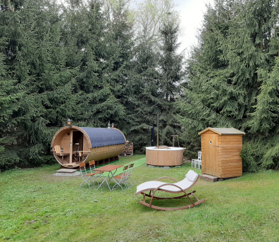 Sauna-Fass und Hot-Tub im Sauna-Garden