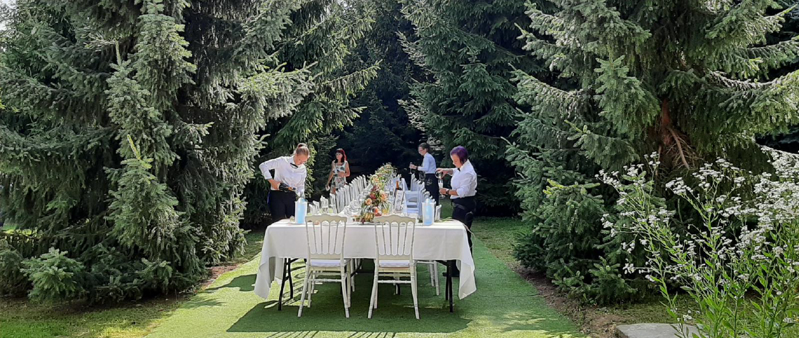 Eine eingedeckte Tafel auf der Waldterrasse